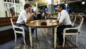 FOTO: Kala PM Justin Trudeau dan Rishi Sunak Nongkrong Bareng di Kafe