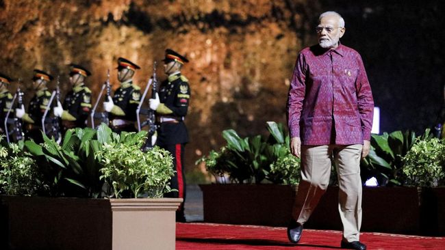 Delegasi KTT G20 tampil dengan mengenakan kemeja berbahan kain tenun pada momen Gala Dinner. Kain-kain tenun itu diracik oleh Dian's Rumah Songket & Endek.