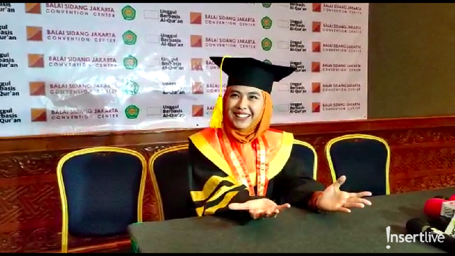 Oki Setiana Dewi Hadiri Acara Wisuda Usai Raih Gelar Doktor Oki Setiana Dewi Hadiri Acara Wisuda Usai Raih Gelar Doktor