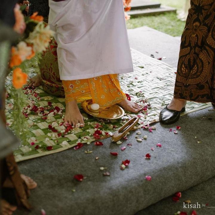 <p>Pasangan ini mengikuti setiap tahapan dari tradisi mitoni dengan damai, seperti potret satu ini yang memperlihatkan adanya taburan kembang dan juga telur. (Foto: by @owlsome via Instagram @cantitachril)</p>