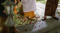 <p>Pasangan ini mengikuti setiap tahapan dari tradisi mitoni dengan damai, seperti potret satu ini yang memperlihatkan adanya taburan kembang dan juga telur. (Foto: by @owlsome via Instagram @cantitachril)</p>