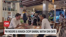 img-title VIDEO: Perdana Menteri Inggris & Kanada Cicipi Sambal Matah dan Sate