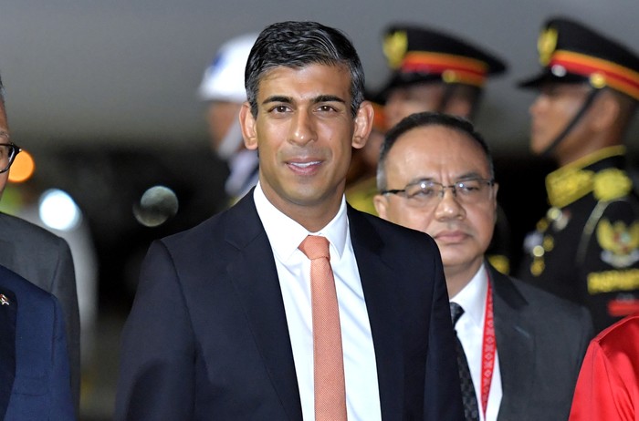 Perdana Menteri Inggris Rishi Sunak tiba di Bandara I Gusti Ngurah Rai, Bali, Senin (14/11/2022). Perdana Menteri Rishi Sunak tiba di Bali untuk menghadiri Konferensi Tingkat Tinggi (KTT) G20 yang akan berlangsung pada 15-16 November mendatang. ANTARA FOTO/Media Center G20 Indonesia/Fikri Yusuf/nym.
