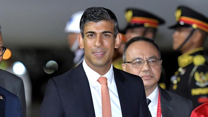 Alasan Perdana Menteri Inggris Kena Hujatan Pakai Adidas Samba