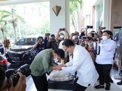 Momen Gibran Salam Menunduk saat Bertemu Anies di Solo