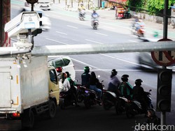 Motoran Sambil Rebahan Santuy, Pria di Depok Kena Tilang e-TLE