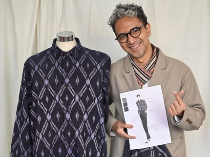 Didiet Maulana Desain Kemeja Tenun untuk Aktor Drakor Tampan Song Kang