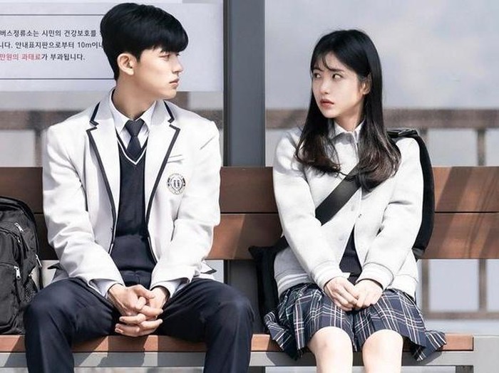 'Revenge of Others' sendiri bercerita tentang Ok Chan Mi (Shin Ye Eun), siswi SMA sekaligus atlet yang ingin menguak kasus kematian kakaknya yang penuh misteri. Ji Su Heon (Lomon) menjadi sosok yang menjadi 'saksi' kematian kakak Ok Chan Mi./ foto: instagram.com/disneypluskr
