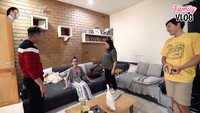 <p>Meski tampak sederhana, Hesti dan Edo melengkapi setiap sudut rumahnya dengan furnitur yang serasi. Seperti ruang keluarganya yang terlihat sederhana, tetapi tetap <em>aesthetic</em>. (Foto: YouTube USSY ANDHIKA OFFICIAL)</p>