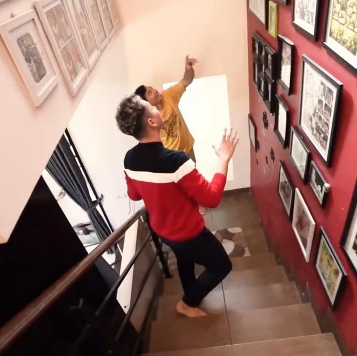 <p>Pasangan artis yang dikenal memiliki jiwa seni ini tidak membiarkan sedikit ruang kosong untuk rumahnya. Dinding sepanjang tangga untuk ke lantai dua pun mereka manfaatkan untuk menaruh foto-foto keluarga dan kenangan mereka. (Foto: YouTube USSY ANDHIKA OFFICIAL)</p>