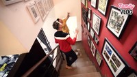 <p>Pasangan artis yang dikenal memiliki jiwa seni ini tidak membiarkan sedikit ruang kosong untuk rumahnya. Dinding sepanjang tangga untuk ke lantai dua pun mereka manfaatkan untuk menaruh foto-foto keluarga dan kenangan mereka. (Foto: YouTube USSY ANDHIKA OFFICIAL)</p>