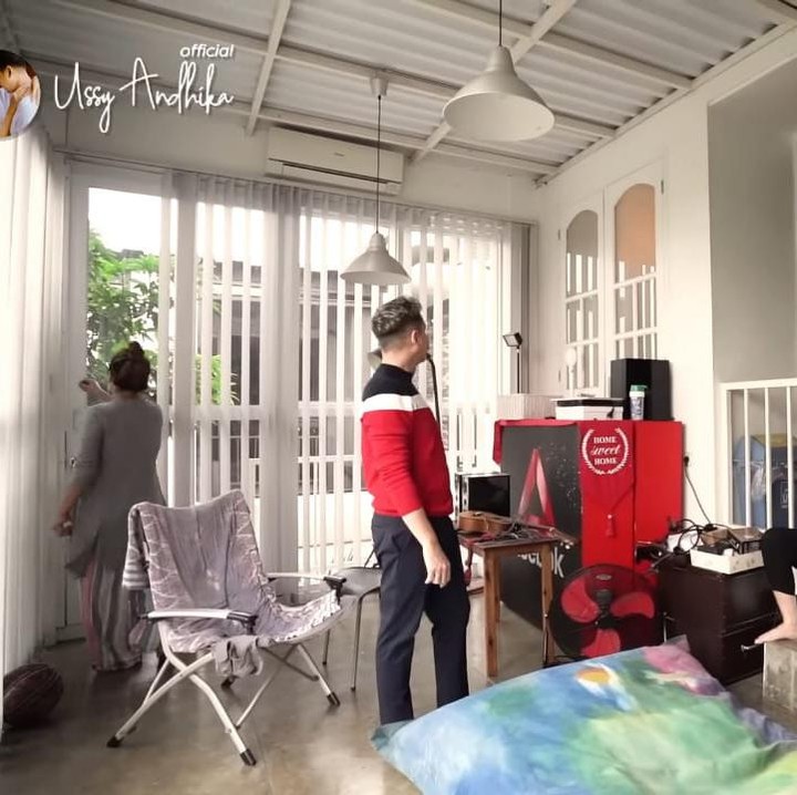 <p>2 <em>in </em>1, Hesti memiliki ruang yang bisa berfungsi sebagai balkon sekaligus ruang tertutup. Ruangan yang satu ini Hesti gunakan untuk membuat konten dan olahraga. (Foto: YouTube USSY ANDHIKA OFFICIAL)</p>