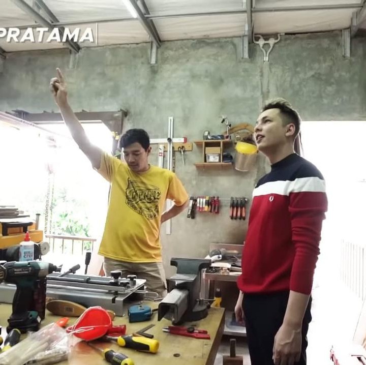 <p>Sementara itu, sang suami pun juga memiliki ruang kerjanya sendiri untuk menghasilkan karya-karyanya yang unik. Edo memiliki <em>workshop</em> di rumahnya yang penuh dengan peralatan kerjanya. (Foto: YouTube USSY ANDHIKA OFFICIAL)</p>