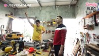 <p>Sementara itu, sang suami pun juga memiliki ruang kerjanya sendiri untuk menghasilkan karya-karyanya yang unik. Edo memiliki <em>workshop</em> di rumahnya yang penuh dengan peralatan kerjanya. (Foto: YouTube USSY ANDHIKA OFFICIAL)</p>