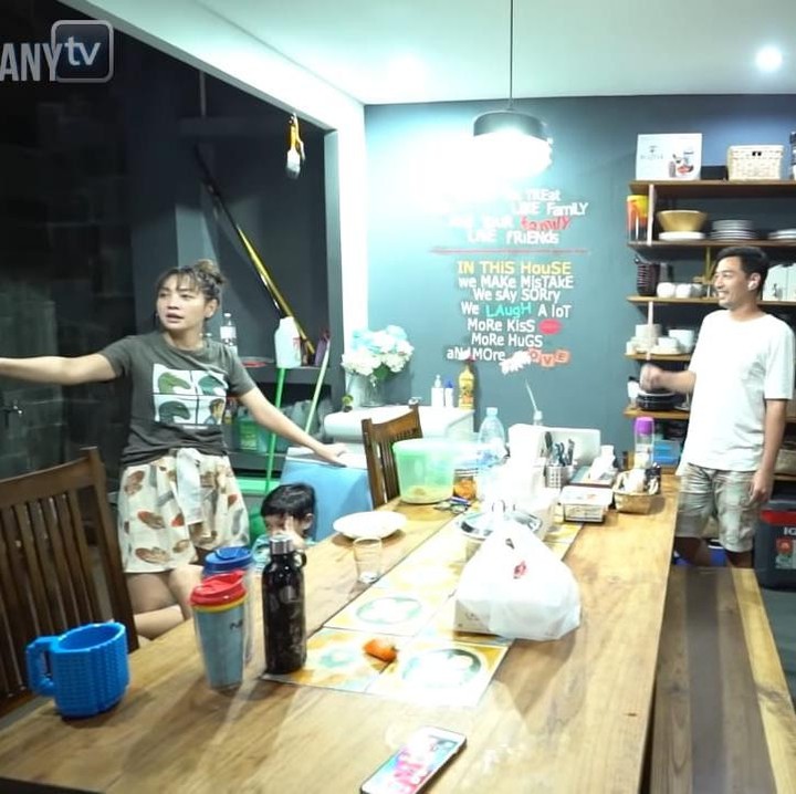 <p>Untuk area dapur dan ruang makan, Hesti dan Edo banyak menggunakan furnitur sentuhan kayu seperti meja makan mereka. Meski rumahnya sederhana, tetap terlihat sangat nyaman, ya, Bunda. (Foto: YouTube TAULANY TV)</p>
