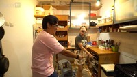 <p>Memiliki area dapur yang kecil, Hesti dan Edo memanfaatkan setiap sudut dengan baik sehingga dapurnya tetap terlihat rapi. (Foto: YouTube TAULANY TV)</p>