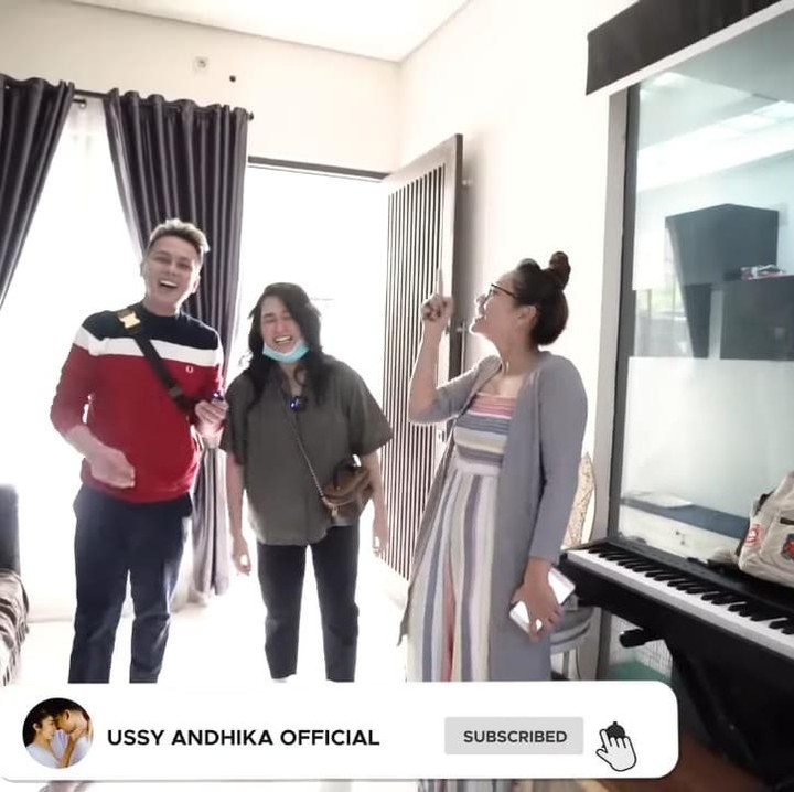 <p>Meski tak seperti rumah artis lainnya yang penuh dengan barang-barang berkilau, rumah Hesti Purwadinata tampak sederhana dan sangat nyaman. Saat pertama kali memasuki rumahnya, ruang tamunya tampak sangat sederhana dilengkapi dengan satu sofa dan ada keyboard juga, lho, Bunda. (Foto: YouTube USSY ANDHIKA OFFICIAL)</p>