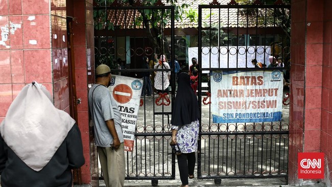 Pemkot Depok membatasi kegiatan belajar mengajar di SDN Pondok Cina 1 hingga Jumat (9/12). Setelah itu, para siswa diminta pindah sekolah.