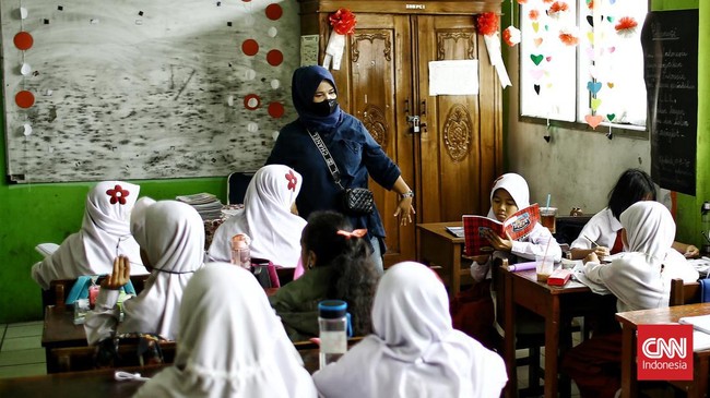 Para siswa di SDN 01 Pondok Cina Depok menjalani kegiatan belajar mengajar tanpa dibimbing guru, hanya relawan dari orang tua murid dan ormas.