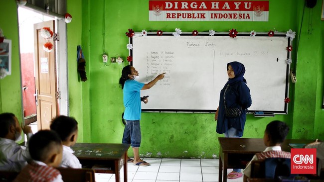 Siswi di SDN 01 Pondok Cina Depok mengaku sedih karena sudah berhari-hari yang seharusnya guru mengajar malah diganti relawan dan orang tua murid.