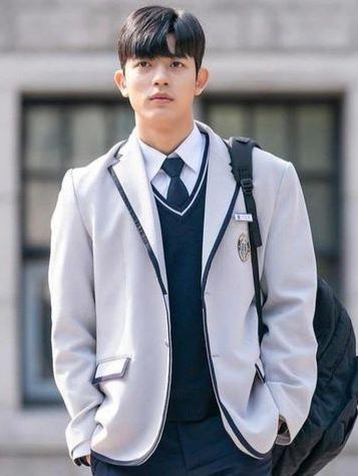 Sukses dengan 'All of Us Are Dead', aktor muda yang sedang naik daun, Park Solomon, akhirnya kembali ke layar kaca lewat drama 'Revenge of Others'./ foto: instagram.com/disneypluskr