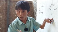 Bikin Terharu, Pemulung Disabilitas Ini Jadi Guru Anak Pedalaman