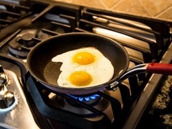 Alat Masak Antilengket Bisa Bahayakan Kesehatan, Ini Cara Benar Pemakaiannya