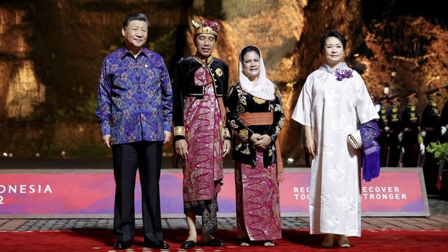 Sebagian besar pemimpin negara G20 dan tamu undangan kompak memakai batik saat jamuan makan malam KTT Nusa Dua, Bali.