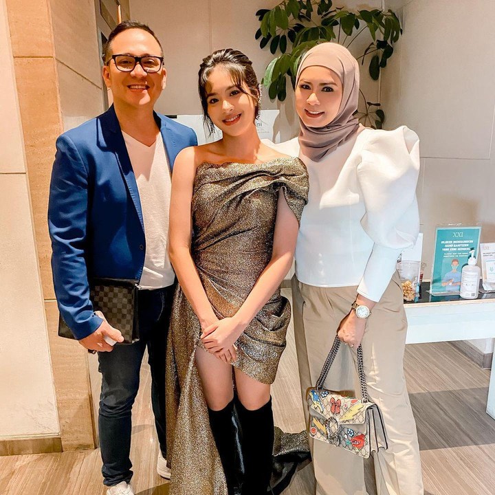 <p>Aksi Zee ini tentunya membuat kedua orang tuanya amat bangga. Fadli dan Rani mengaku bangga dengan pencapain sang putri. "Couldn’t be more proud. Jangan Selamat yaa sayaang untuk film pertamanya.. Mama dan Papa bangga sekali sama kamu, gak nyangka kalau di film pertama kamu akting kamu udah sebagus ini, jangan cepat berpuas diri, selalu mengali lagi bakat2 kamu lebih dalam lagi, mama bantu lewat jalur langit, doa mama gak putus," tulis Rani melalui akun Instagramnya. (Foto: Instagram @raninyafadli)<br /><br /></p>