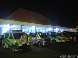 12 Ambulans Bersiaga Angkut Penumpang Luka KM Mutiara Timur I ke RS