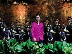 Gaya Justin Trudeau PM Kanada Pakai Tenun Bali Warna Fuschia yang Curi Atensi