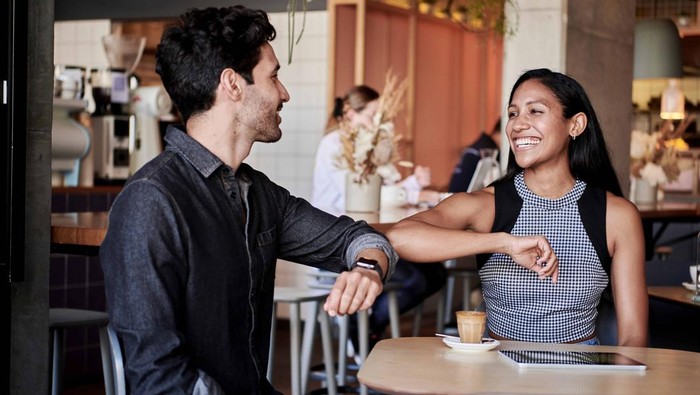 6 Etika Mengobrol dengan Orang Baru Agar Kamu Terkesan Cerdas, Mudah Diterapkan!