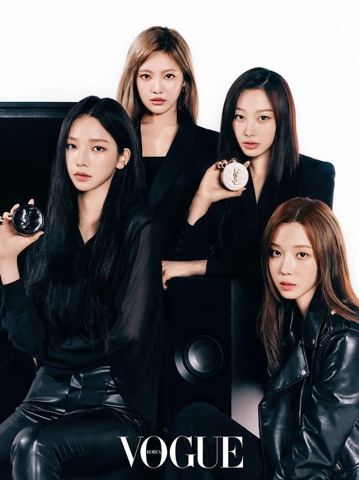 Vogue Korea membagikan potret menawan keempat anggota aespa dalam balutan busana serba hitam. Tak hanya itu saja, mereka tampil dengan memamerkan koleksi terbaru berupa cushion dari brand mewah YSL Beauty./Foto: instagram.com/voguekorea