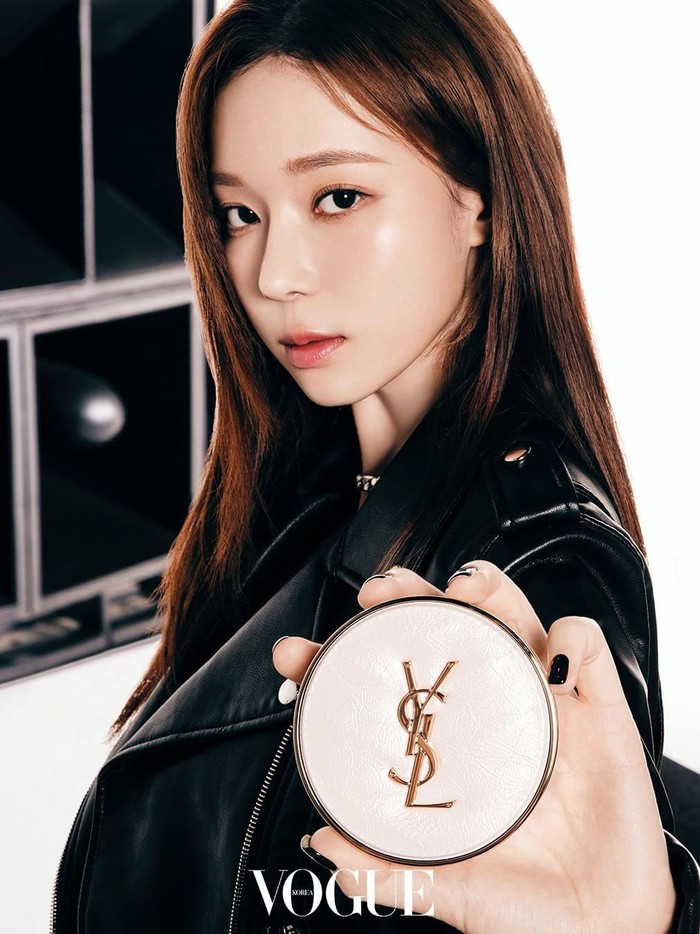 Winter aespa sukses membuat penggemar 'pangling' dengan warna rambutnya yang satu ini. Mengenakan leather jacket berwarna hitam, Winter pun berpose dengan koleksi cushion terbaru lainnya dari YSL Beauty dalam packaging pink-putih, seperti yang ditunjukkan Giselle di potret sebelumnya./ Foto: instagram.com/voguekorea