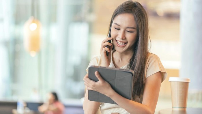 Perempuan Cerdas Selalu Sukses Memikat Mata dan Hati para Pria, Ternyata Ini Alasannya!