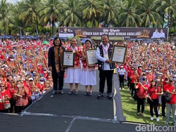 Ribuan Anak-Orang Tua di Jember Main Angklung Catatkan Rekor MURI