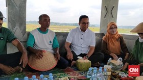 Ke Kulon Progo, Anies Dengar Curhat Petani Sambil Minum Es Degan