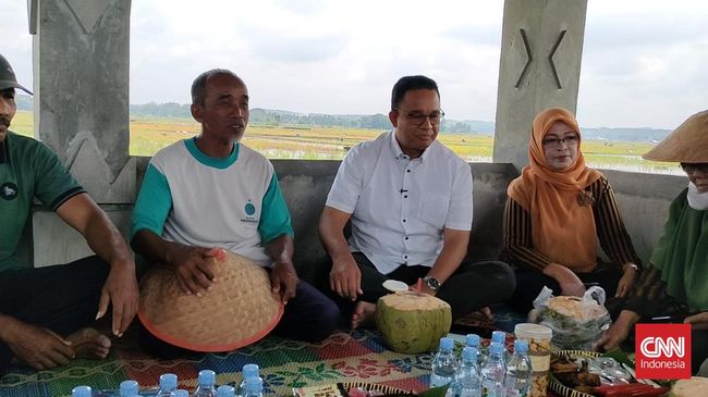 Dalam rangkaian kegiatannya di DIY, Anies Baswedan mengobrol bersama sejumlah petani sambil menikmati es degan di Kulon Progo.