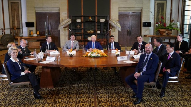 Rusia dilaporkan menembakkan setidaknya 90 rudal rudal ke sejumlah wilayah di Ukraina pada Selasa ketika negara G20 termasuk Moskow gelar KTT di Nusa Dua, Bali.