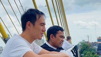 <p>Persahabatan VJ Daniel Mananta dan Ustaz Abdul Somad terus terjalin sejak pertama kali bertemu untuk membuat vlog kolaborasi. (Foto: Instagram @vjdaniel)</p>