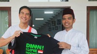 <p>Di Pekanbaru, Daniel Mananta dan istrinya banyak menghabiskan momen bersama pria yang akrab disapa UAS itu. Mereka bahkan berpesta durian bersama, serta memberikan kenang-kenangan. (Foto: Instagram @vjdaniel)</p>