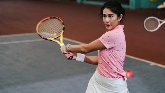 Gaya Menawan Dian Sastrowardoyo dan Artis Indonesia Lainnya saat Bermain Tenis!