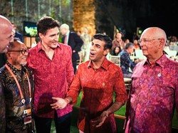 2 Warga Inggris Hina Endek Bali, Warganet Se-Indonesia Ngamuk