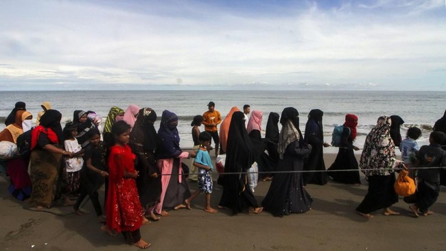 Sebuah serangan drone menyerbu masyarakat Rohingya yang sedang melarikan diri dari Myanmar.