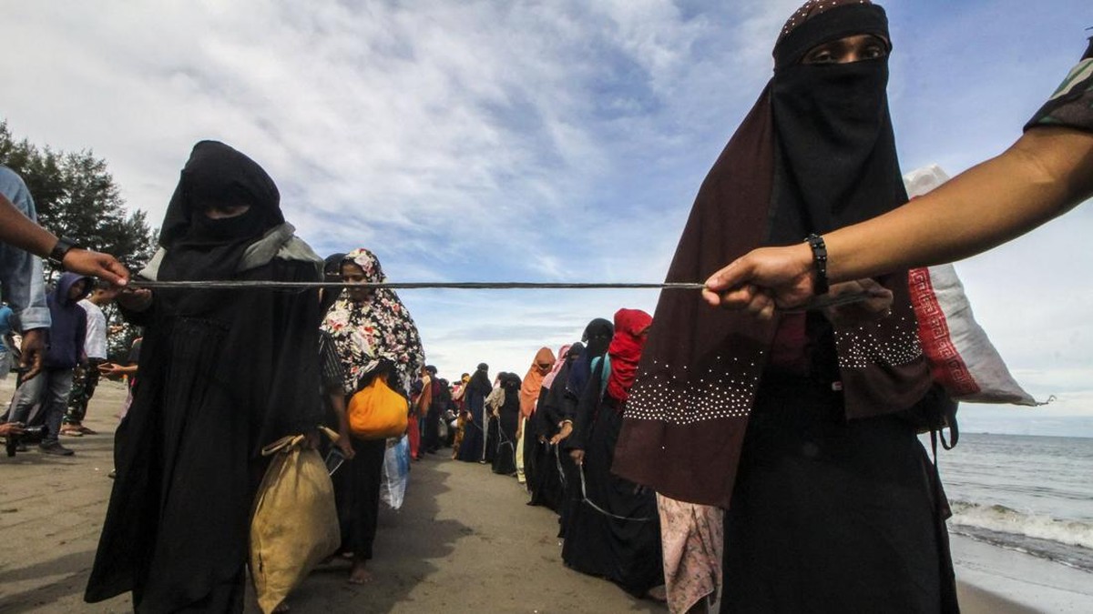 FOTO: Gelombang Pengungsi Rohingya Terdampar di Aceh