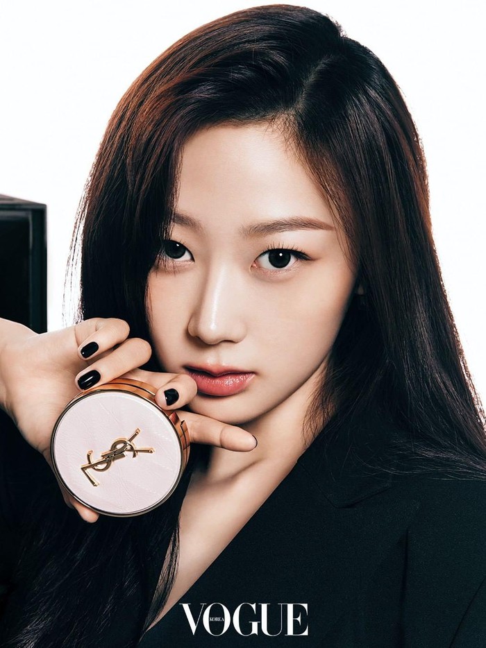 Memamerkan koleksi cushion lainnya dari YSL Beauty yang diwarnai packaging bernuansa pink-putih, Giselle pun tak kalah memancarkan aura chic di pemotretan kali ini./ Foto: instagram.com/voguekorea