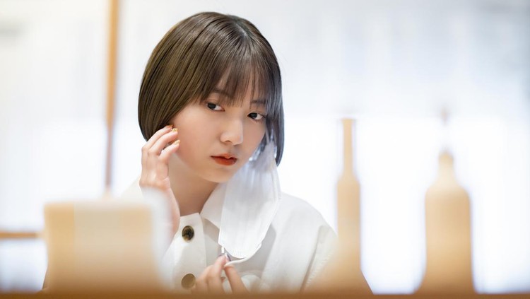 Ilustrasi Penyebab Utama Kulit Kering Young woman suffering from a mask rash