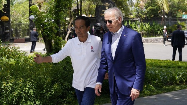 Presiden Joe Biden mengenakan setelan jas biru saat pemimpin negara G20 lain kompak menggunakan baju putih ketika berkunjung ke Taman Hutan Raya, Bali.