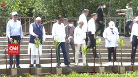 VIDEO: Jokowi Ajak Delegasi KTT G20 Tanam Mangrove