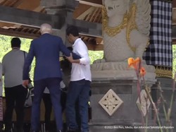 Biden Tersandung Saat Tiba di Tahura Bali, Langsung Dibantu Jokowi